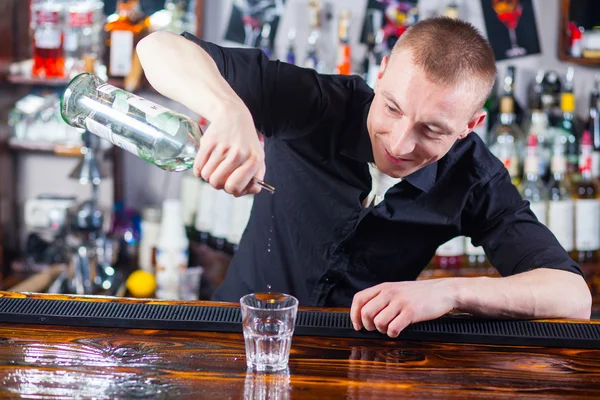 Barmann macht Cocktailgetränke — Stockfoto