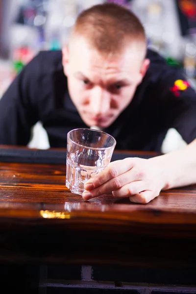 Barman fazendo coquetéis — Fotografia de Stock