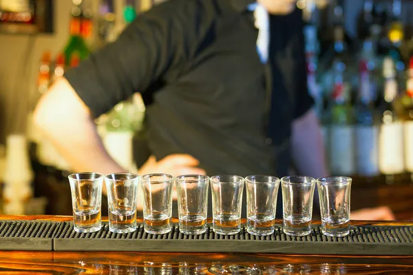 Barmen içki çekim yapma — Stok fotoğraf