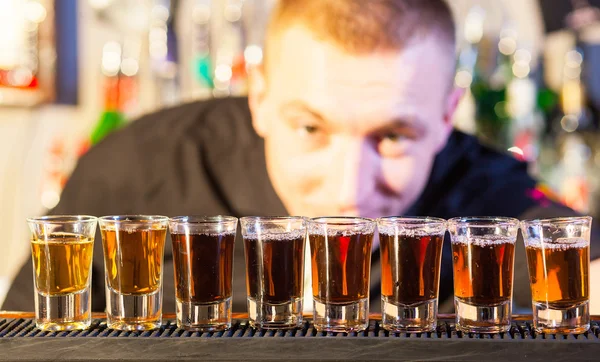 Barmann macht Drink-Aufnahmen — Stockfoto