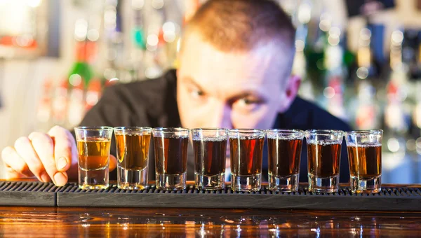 Barman fazendo bebidas tiros — Fotografia de Stock