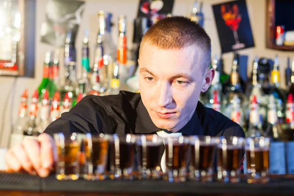 Barman making drink shots — Stock Photo, Image
