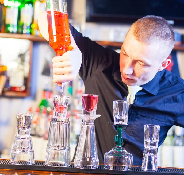 Barman making cocktail drinks — Stock Photo, Image