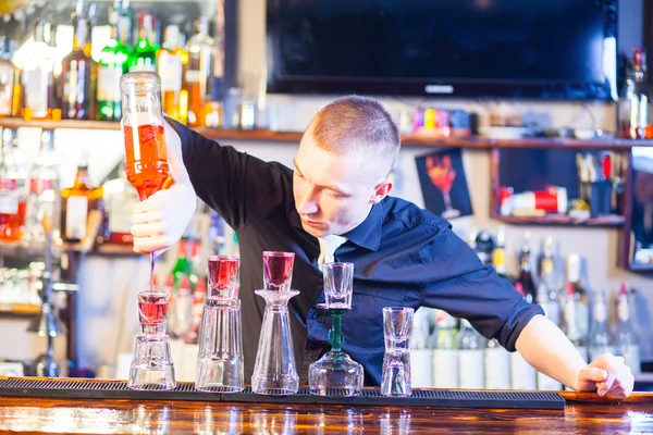 Barman making cocktail drinks — Stock Photo, Image