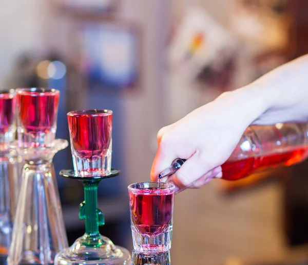 Barmann macht Cocktailgetränke — Stockfoto