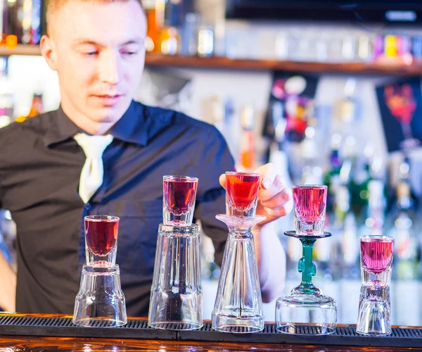 Barmann macht Cocktailgetränke — Stockfoto