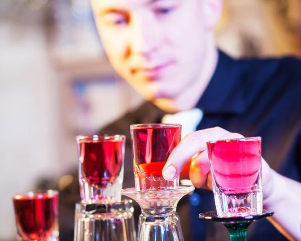 Barmann macht Cocktailgetränke — Stockfoto