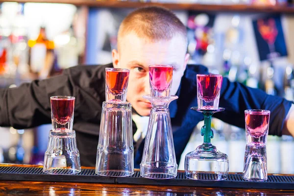 Barman making cocktail drinks — Stock Photo, Image