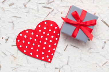woden kırmızı kalpli küçük hediye