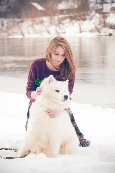 Fille avec chien samoed — Photo