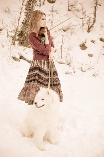 Fille avec chien samoed — Photo