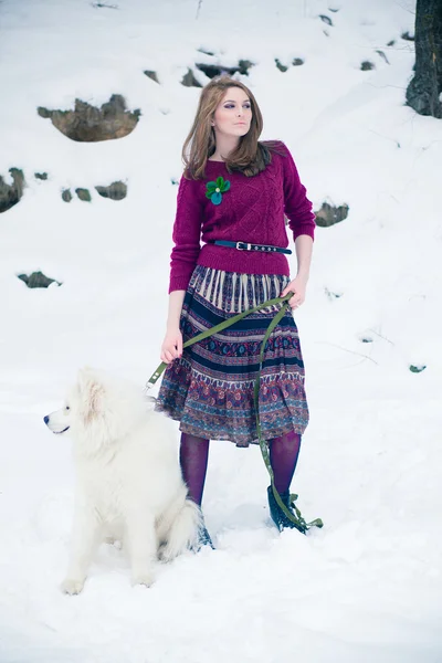 Fată cu câine samoed — Fotografie, imagine de stoc