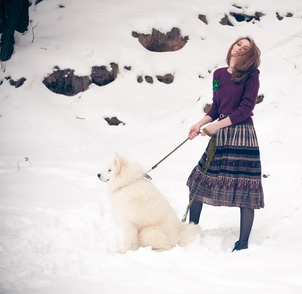 Ragazza con cane samoed — Foto Stock