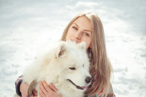 Ragazza con cane samoed — Foto Stock