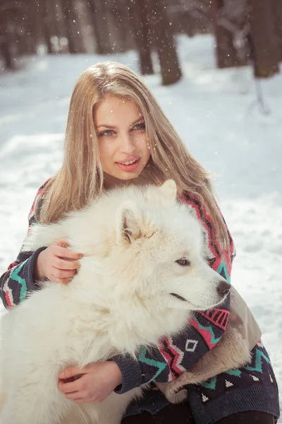 Girl with samoed dog — Zdjęcie stockowe