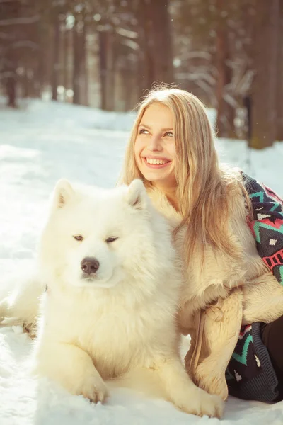 Ragazza con cane samoed — Foto Stock