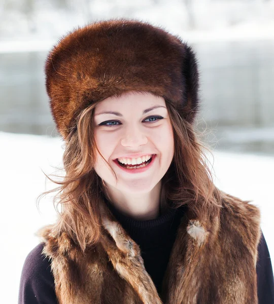 Όμορφο κορίτσι με γούνινο καπέλο — Φωτογραφία Αρχείου