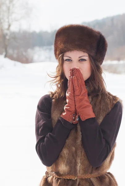 Bella ragazza con un cappello di pelliccia — Foto Stock