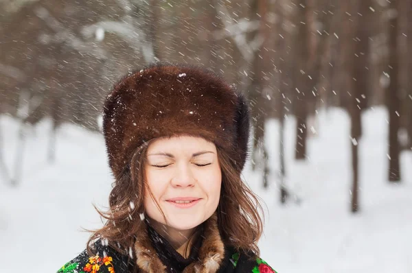 Belle fille dans un chapeau de fourrure — Photo