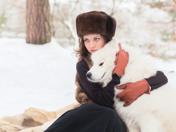 Fille avec chien samoed — Photo