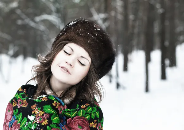 Piękna dziewczyna w futrzanym kapeluszu — Zdjęcie stockowe