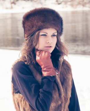 Kürk şapkalı güzel kız.