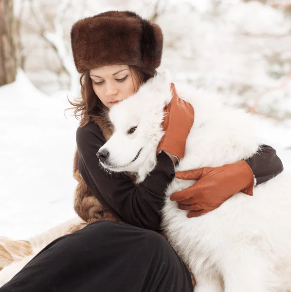 Fille avec chien samoed — Photo