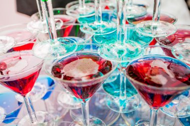 bir arka plan üzerinde piramit tatil gözlük