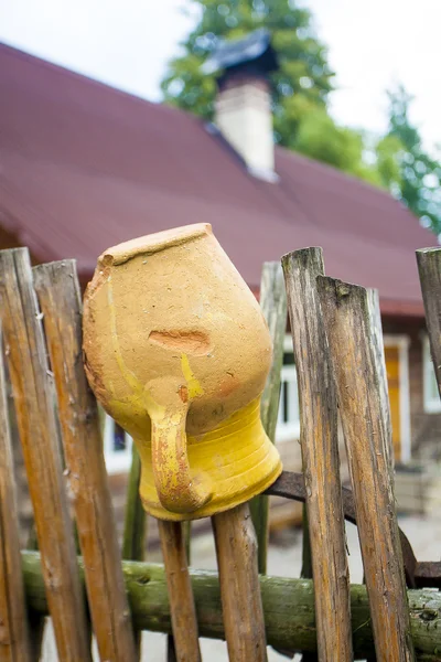 Vieux bocaux cassés sur la clôture en bois — Photo