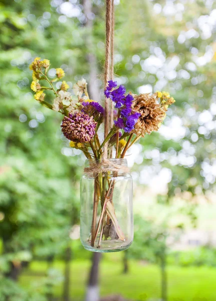 Bouquet vintage de fleurs séchées dans un bocal — Photo