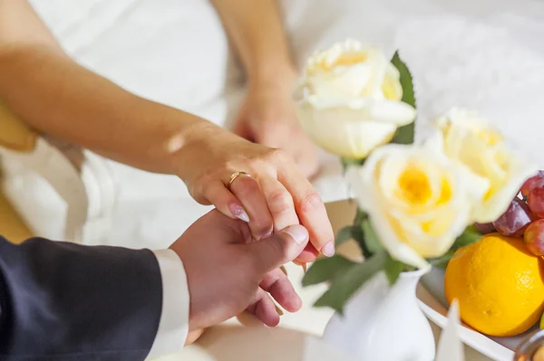 Hands and rings with rose bouquet — Stock Photo, Image