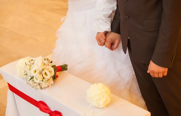Beautiful wedding bouquet with bride and bridegroom — Stock Photo, Image