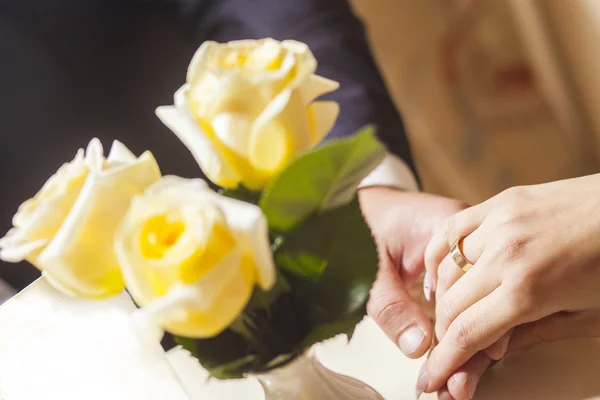 Hands and rings with rose bouquet — Stock Photo, Image