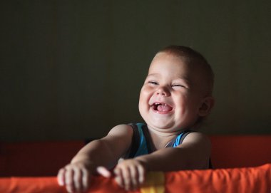 bir karyolası ayakta mutlu gülen bebek