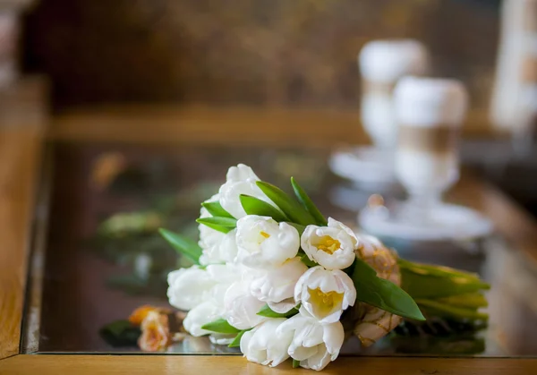 郁金香和两杯咖啡的香味 — 图库照片