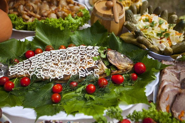 Gegrillter Fisch mit Tomaten auf dem Teller Stockbild