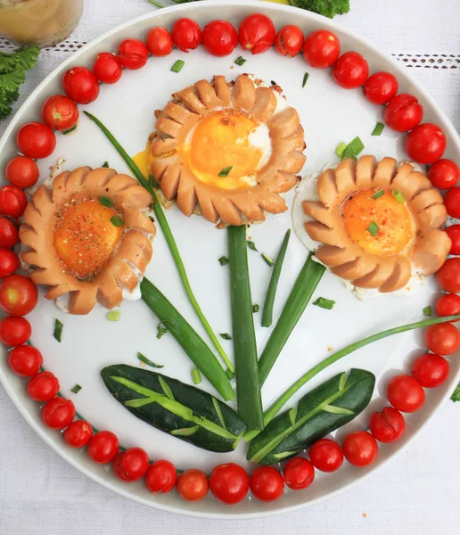 Œuf frit en forme de fleur avec persil et oignons de printemps Images De Stock Libres De Droits