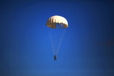 Mavi gökyüzü arka plan karşı tek paraşüt atlama