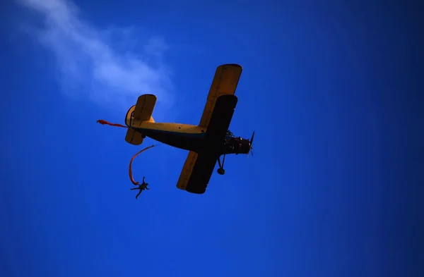 Fallschirmspringer springt Flugzeug blauen Himmel Hintergrund — Stockfoto