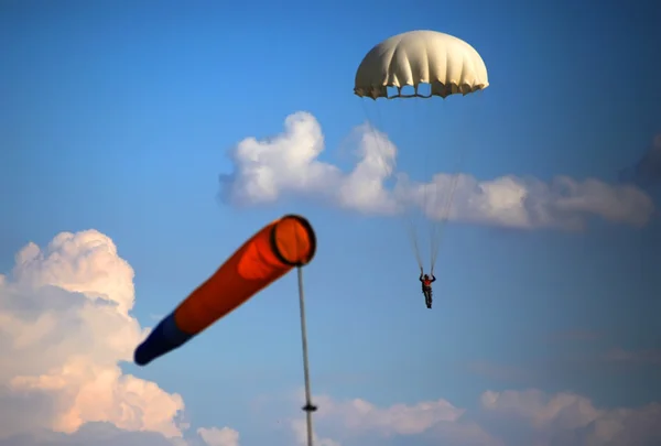 Egyetlen ejtőernyő jumper kék ég háttér — Stock Fotó