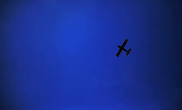 Avion rétro-biplan, contre le ciel bleu — Photo