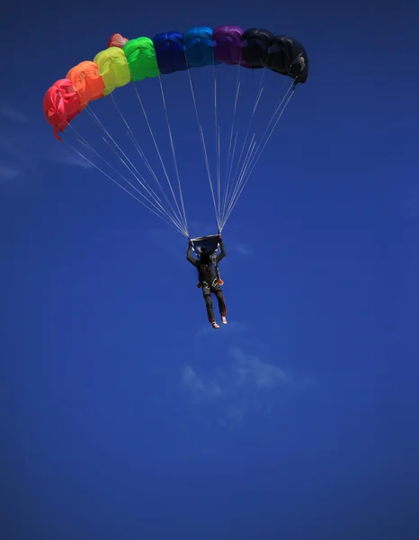 Single parachute jumper against blue sky background — Stock Photo, Image