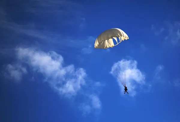 Jumper parachute unique sur fond de ciel bleu Photos De Stock Libres De Droits