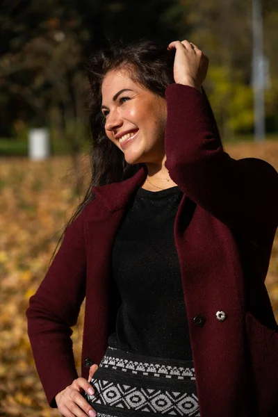 Beautiful young girl in the autumn forest on a sunny day — Stock Photo, Image