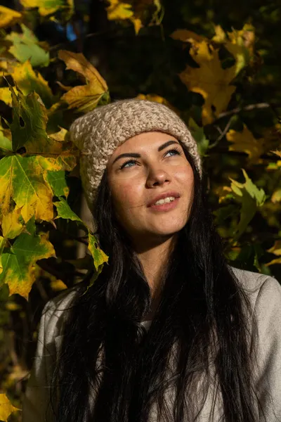 Vacker ung flicka i höstskogen på en solig dag — Stockfoto