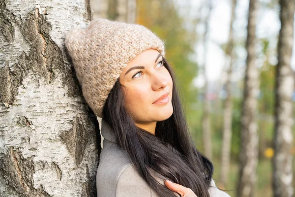 Vacker ung flicka i höstskogen på en solig dag — Stockfoto