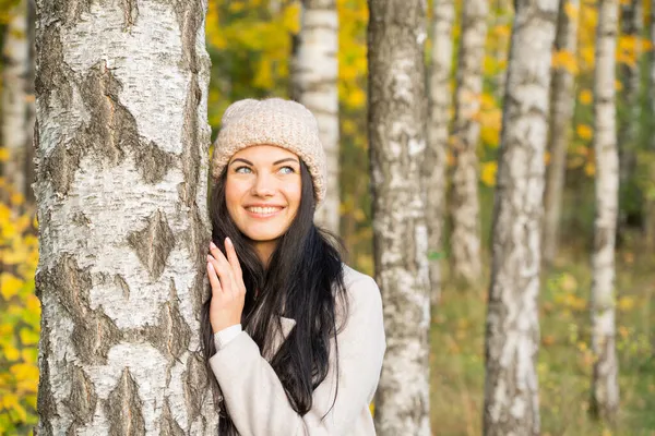 Vacker ung flicka i höstskogen på en solig dag — Stockfoto