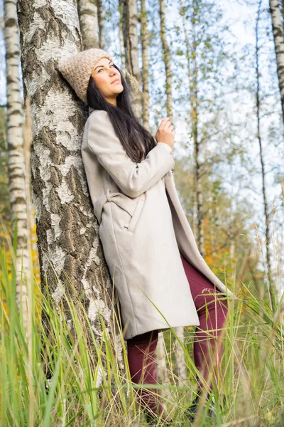 Vacker ung flicka i höstskogen på en solig dag — Stockfoto