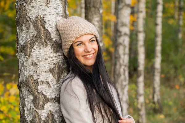 Vacker ung flicka i höstskogen på en solig dag — Stockfoto