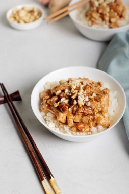 Çin 'in batısındaki Sichuan eyaletinden kung pao tavuğu. Fındık ve kırmızı biberle kızartılmış tavuk filetosundan yapılmış. Tadı belirgin baharatlı bir yemek.
